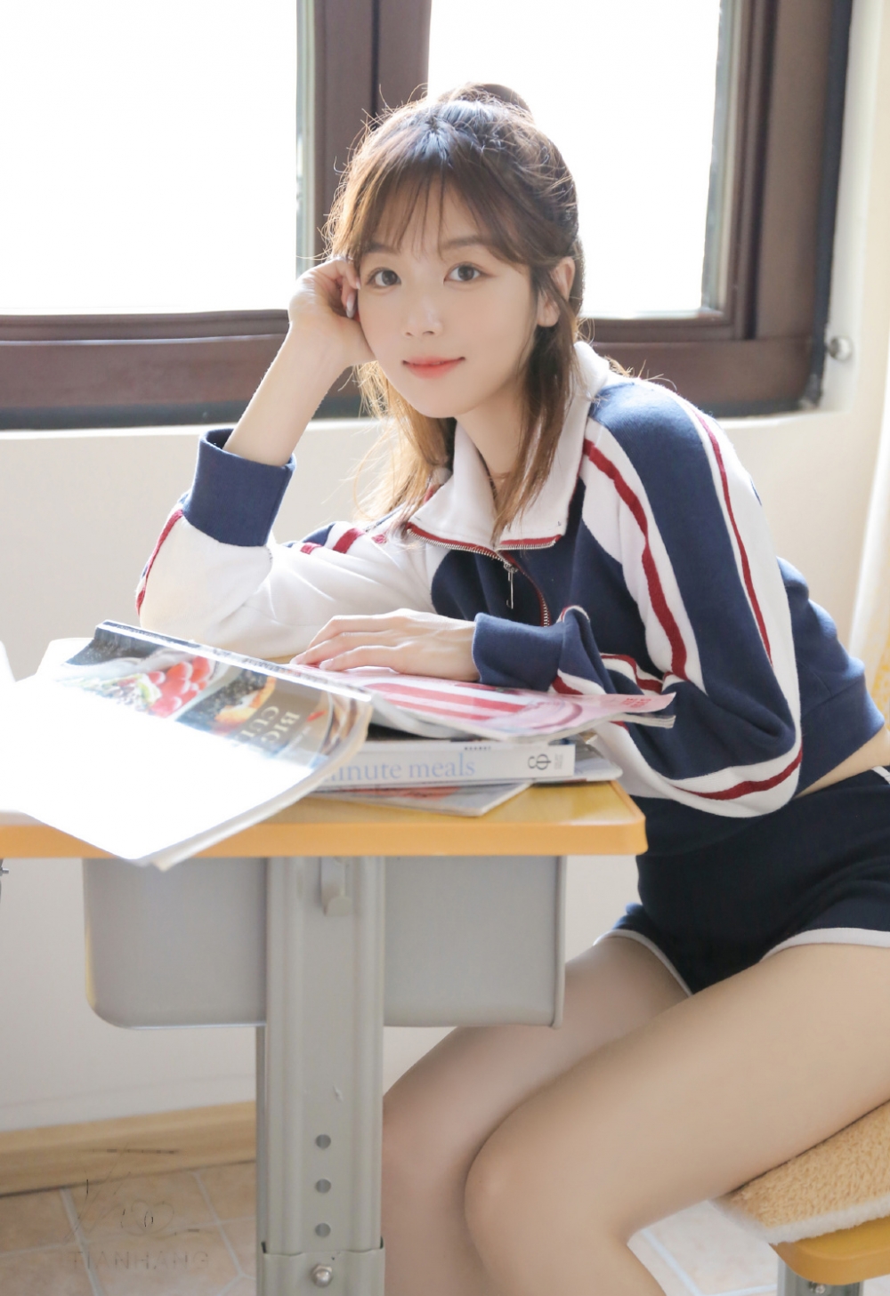 高马尾美女学生妹超短裤大长腿教室写真