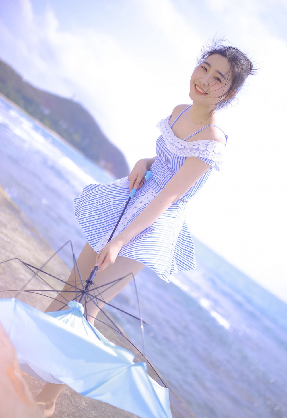 海边美女吊带短裙高挑身材白皙美腿写真