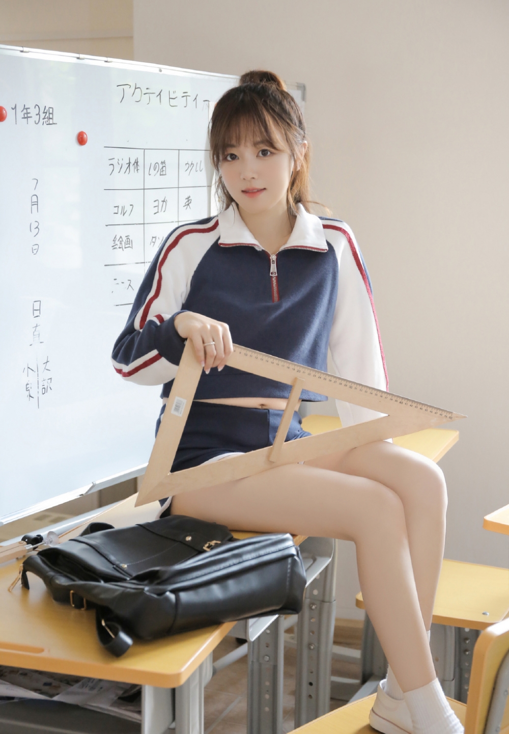 高马尾美女学生妹超短裤大长腿教室写真