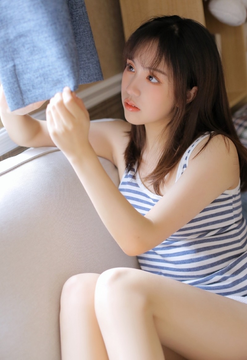 长腿美女白色短裤室内性感撩人魅力写真合集