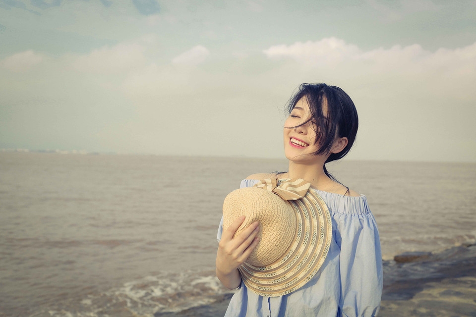 长腿美女一字肩上衣海边唯美写真